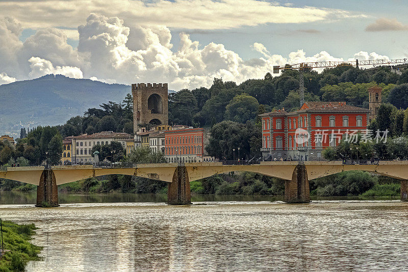 意大利佛罗伦萨乌菲兹画廊(Ufizzi gallery)的格拉齐桥(pont Alle Grazie)